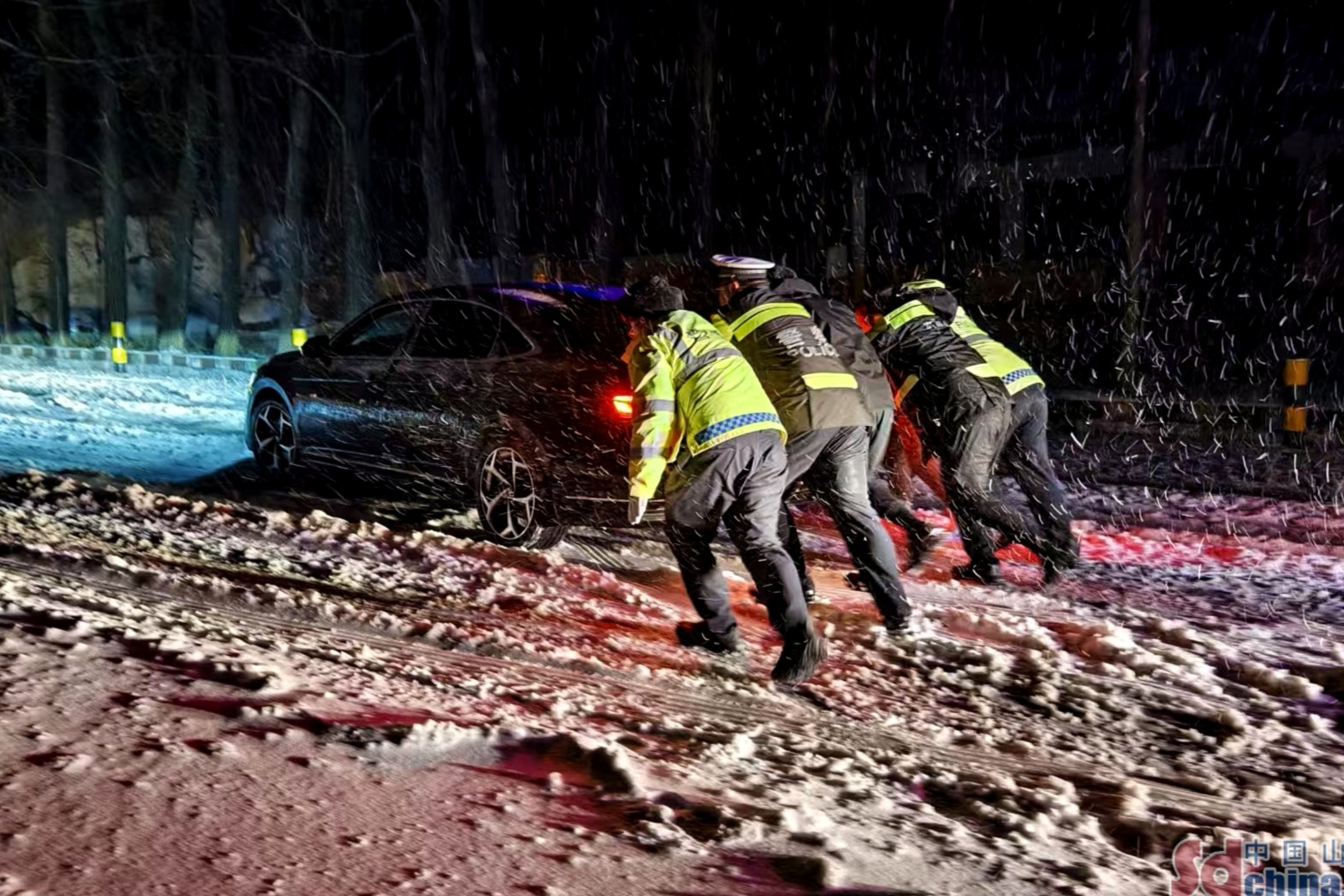 聞雪而動  淄博沂源交警全力護航雨雪天群眾出行安全