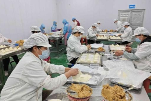 縣域富民產業觀察｜讓創富的源泉充分涌流——莒南縣嶺泉鎮“一社一企一基地”蹚出產業振興新路徑